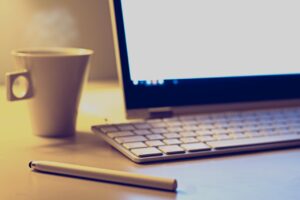 Czy szkolenie BHP można zrobić online? Kiedy e-learning jest dopuszczalny i jakie spełnia wymogi